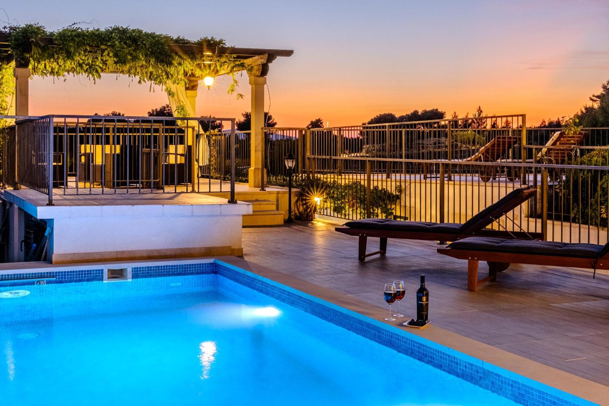 Villa Julia With Heated Pool, Ideal For Large Groups Milna  Exterior foto