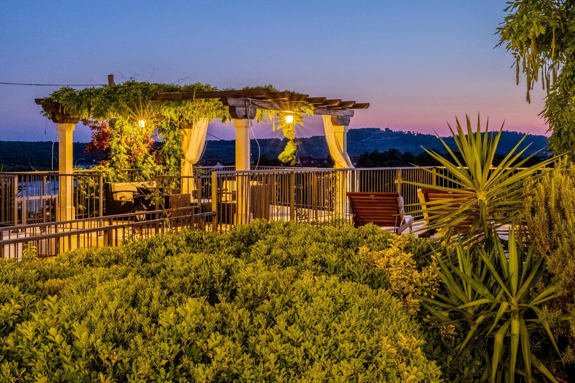 Villa Julia With Heated Pool, Ideal For Large Groups Milna  Exterior foto