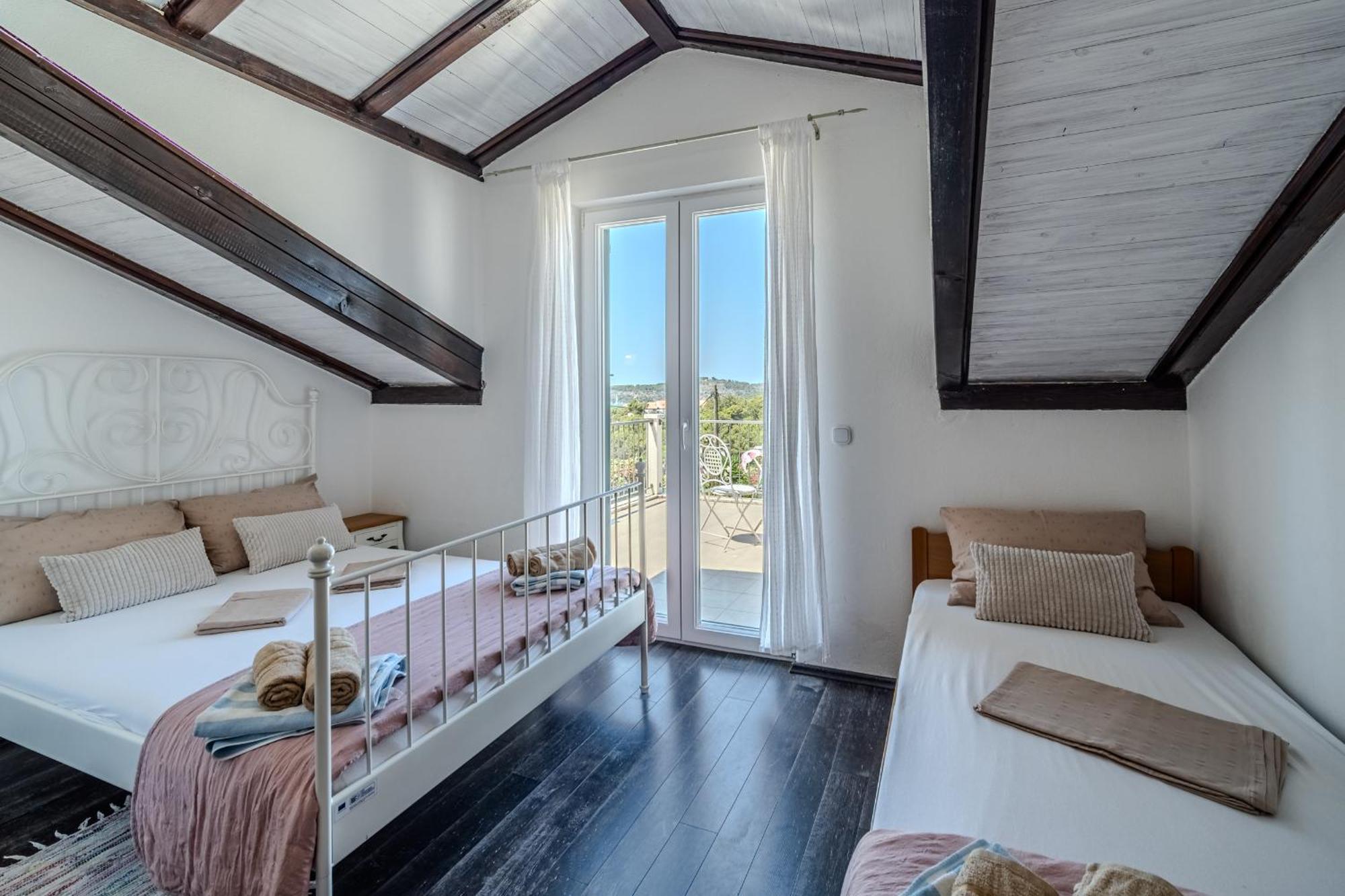 Villa Julia With Heated Pool, Ideal For Large Groups Milna  Exterior foto