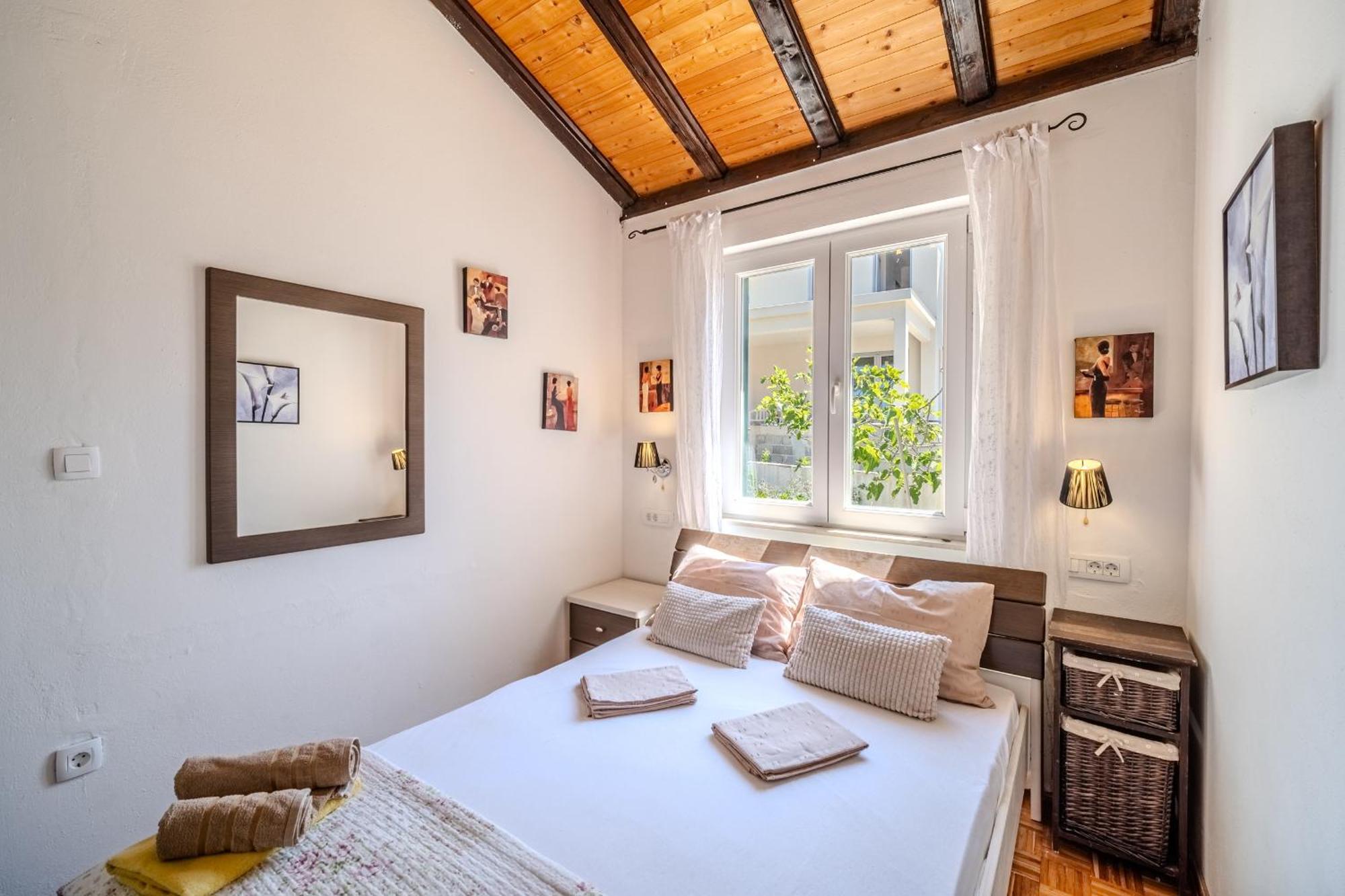 Villa Julia With Heated Pool, Ideal For Large Groups Milna  Exterior foto